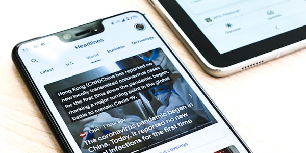EMC易倍官方新闻与公告磁贴 - 象征权威与时效性的新闻发布概念图